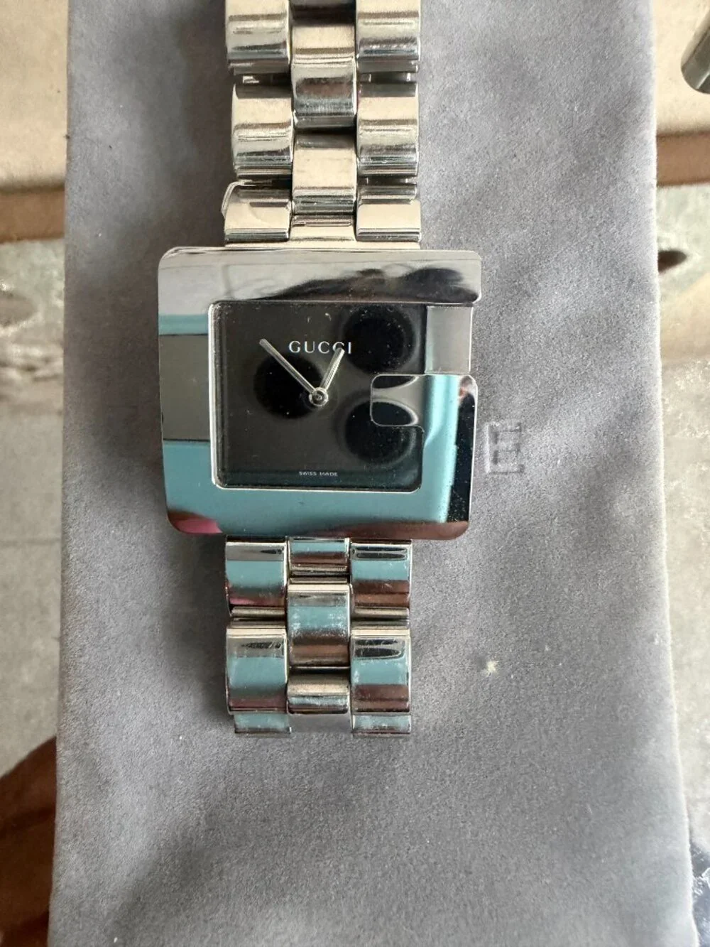 Gucci Stainless Steel Watch ⌚🖤✨ Swiss Made Designer Timepiece 💎 Chic Statement - Picture 3 of 4